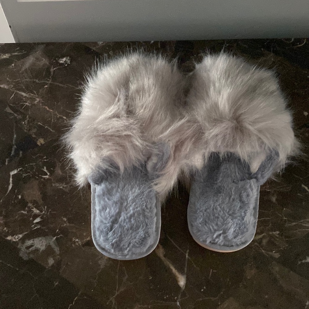 Fuzzy slipper size8